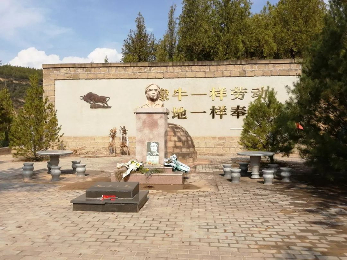 路遥墓在陕西延安市延安大学杨家岭校区文汇山