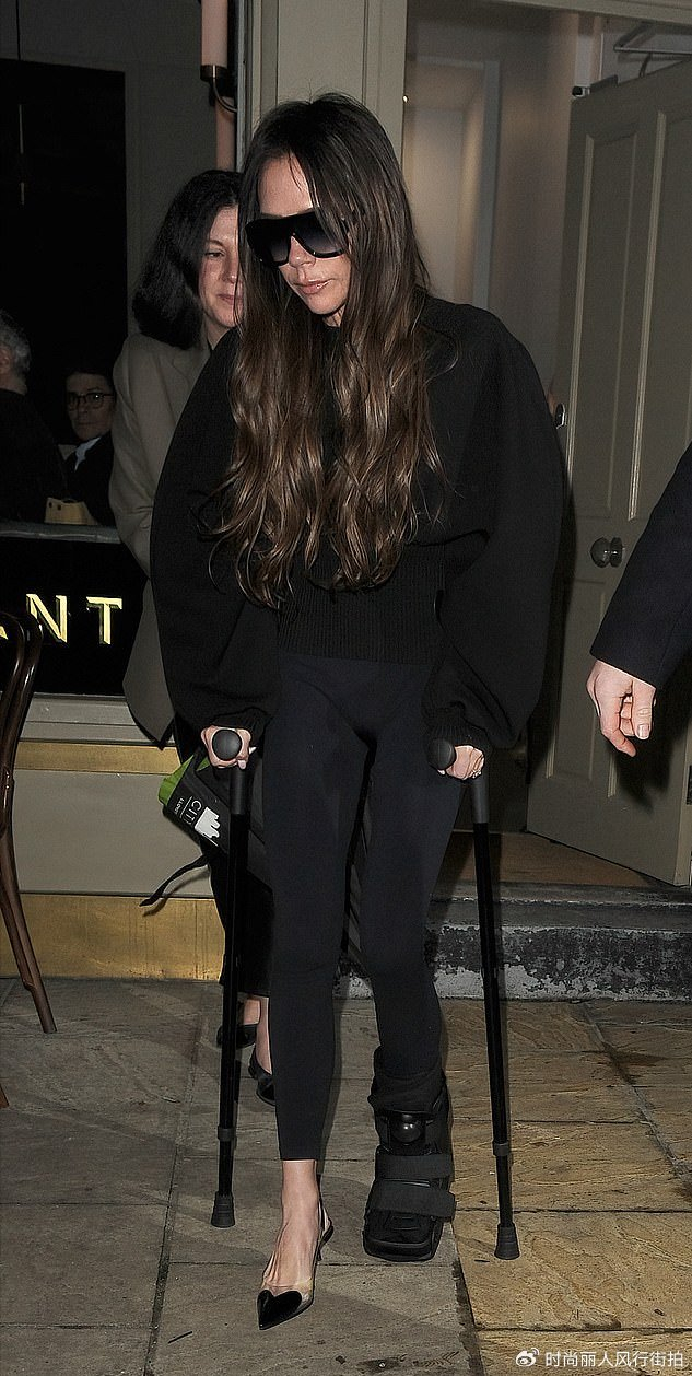 49岁贝嫂真拼脚骨折了拄着拐杖出街另一只脚还穿高跟鞋臭美