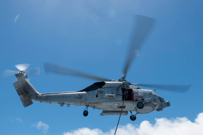 mh60r海鹰直升机进行直升机空中加油