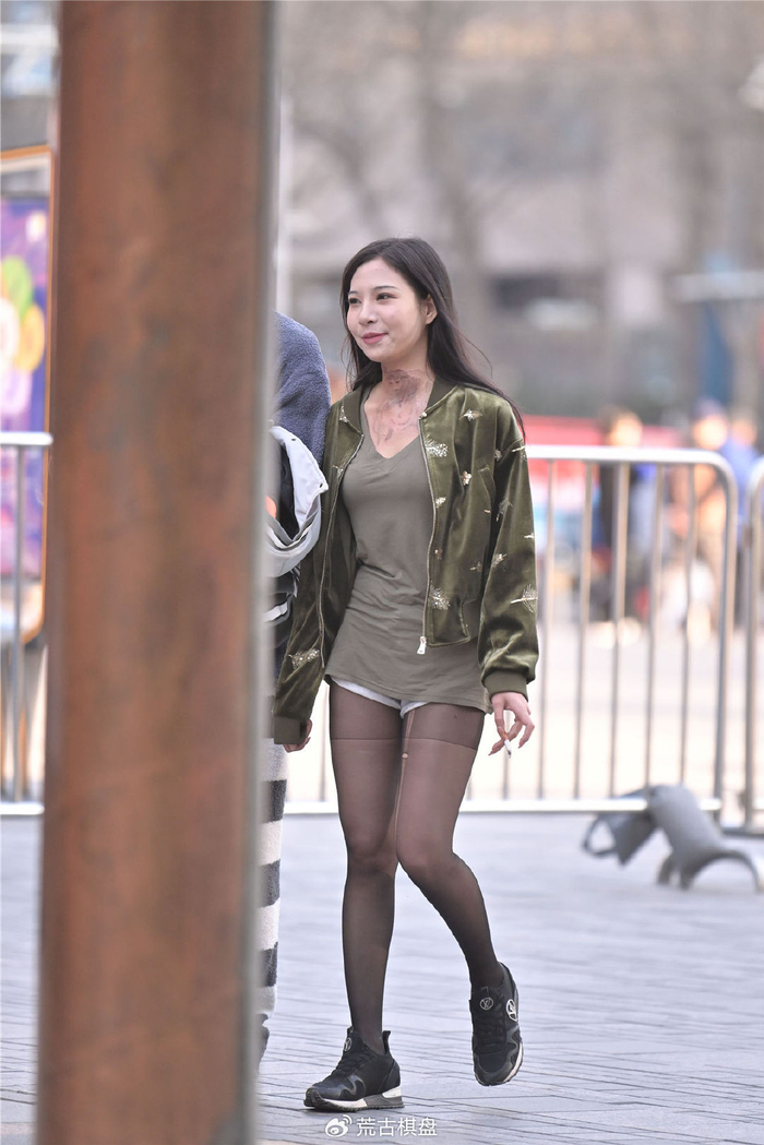 超薄的黑色丝袜,搭配运动鞋也会很好看|丝袜|运动鞋|时尚_新浪新闻