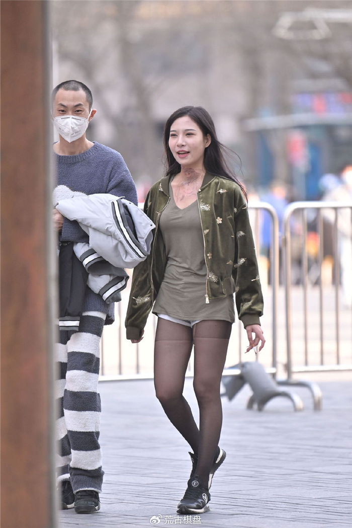 超薄的黑色丝袜,搭配运动鞋也会很好看|丝袜|运动鞋|时尚_新浪新闻