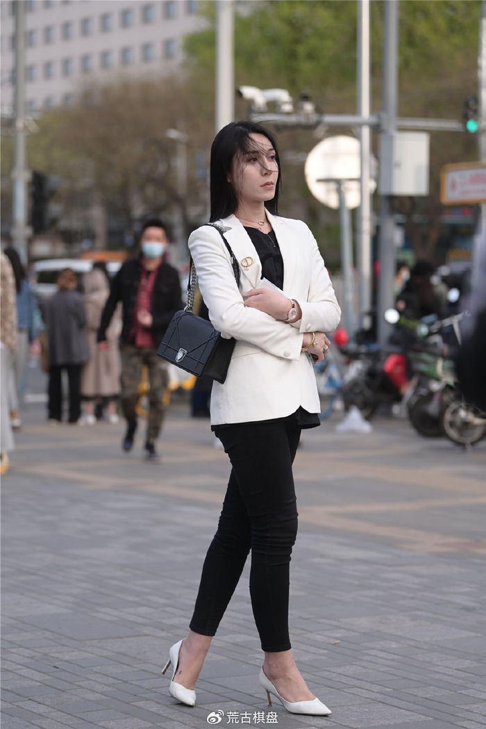 白色尖头细跟鞋虽然不是超高的款式搭配黑色紧身裤白色西服