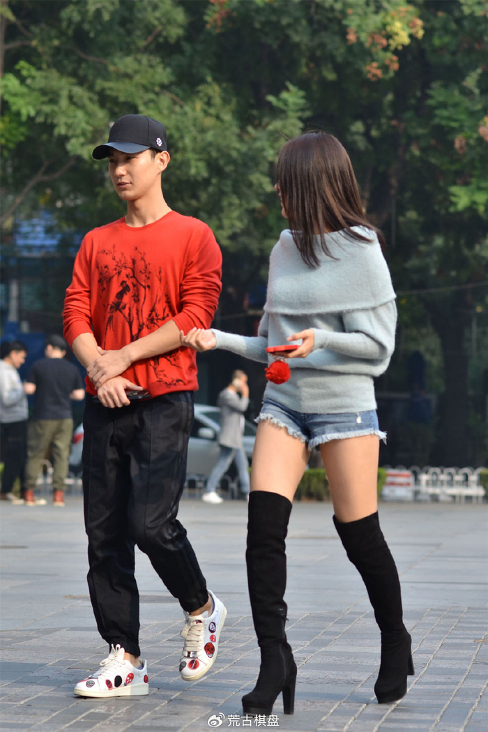 10厘米的粗跟过膝靴,搭配牛仔短裤,穿出春天的时尚味道