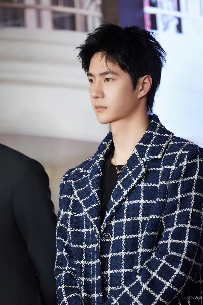 王一博做成鲨鱼夹哈哈哈网友太有才了,腿真的好长啊