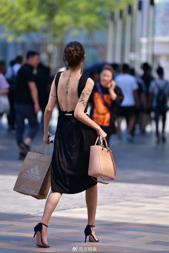 黑色一字带细跟凉鞋,时尚百搭的款式,搭配黑色的连衣裙