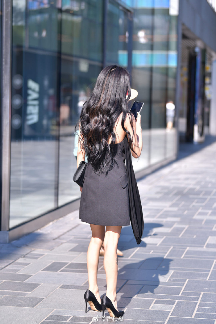 10厘米的尖头细跟鞋,绒面的款式很高级,搭配黑色连衣短裙