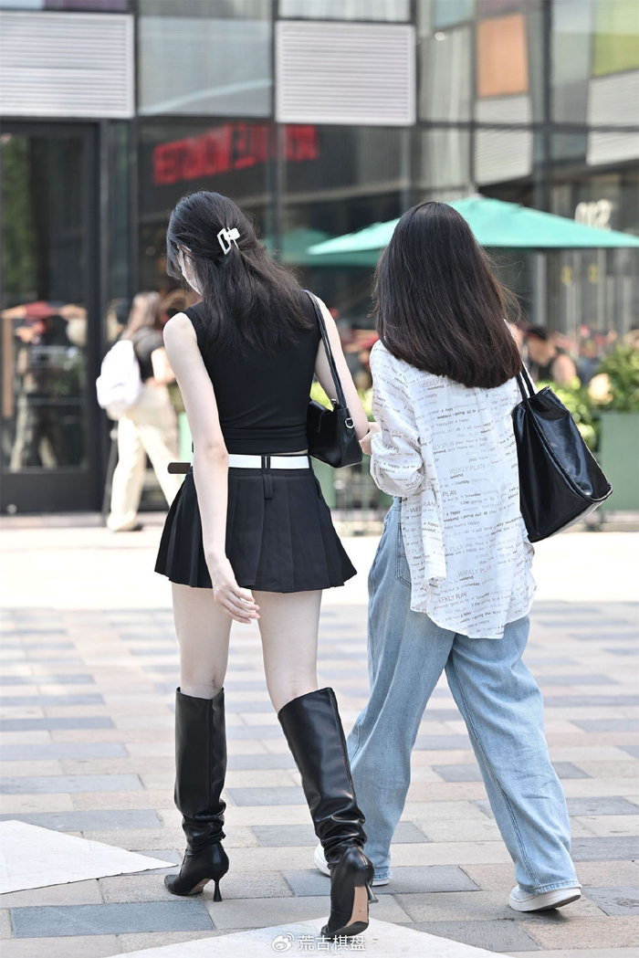 尖头细跟长靴,5厘米的高度不会很累,搭配黑色的百褶短裙