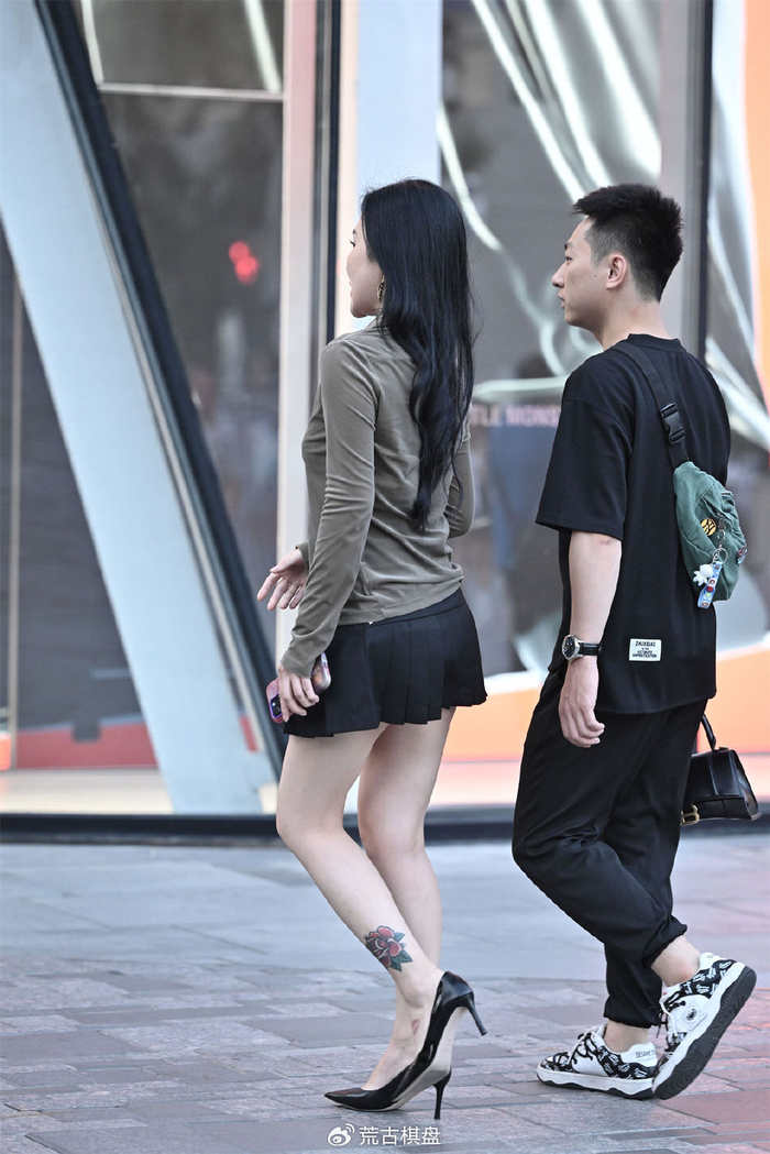 接下来,让我们将视线转向与这双鞋子完美搭配的黑色短裙.