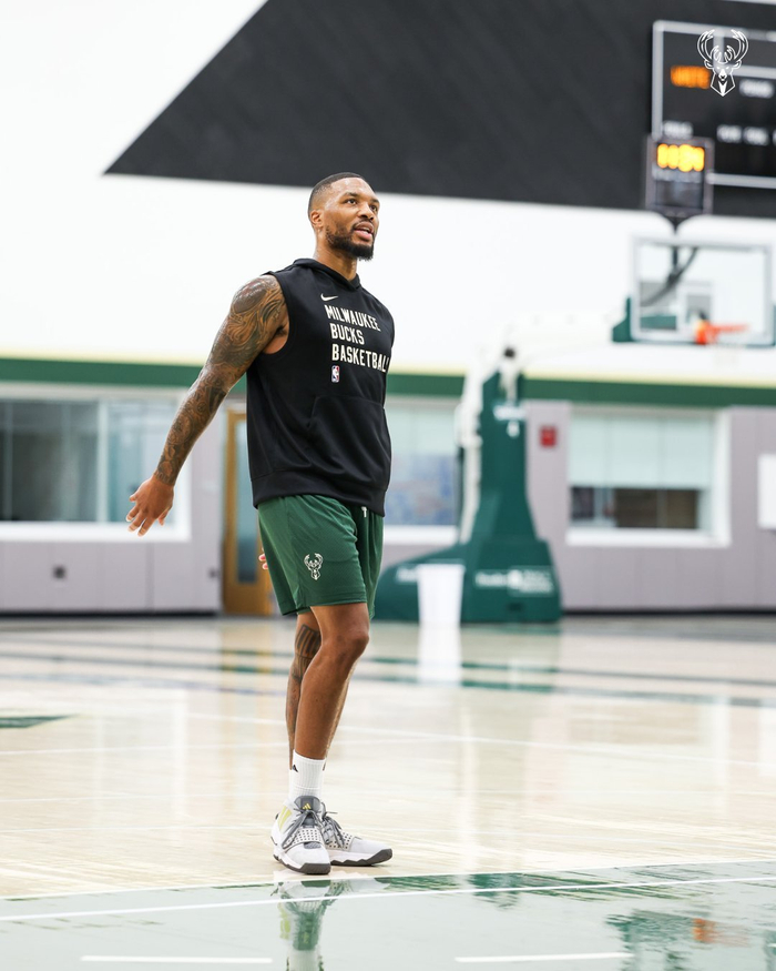 雄鹿官方晒利拉德训练照