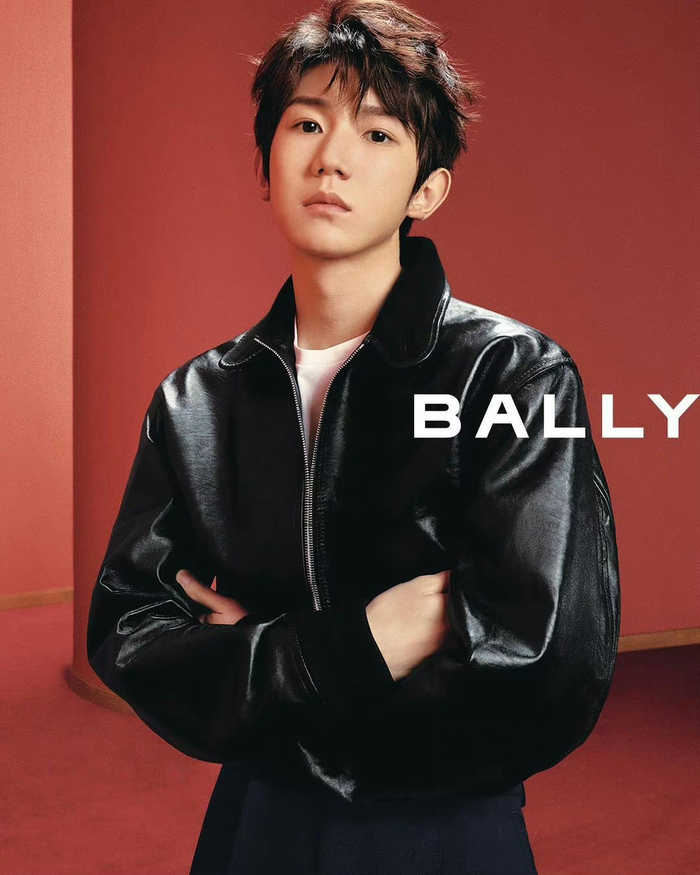王源全新春夏广告大片释出黑色皮衣酷帅有型