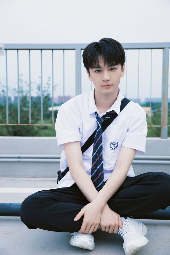 谁能拒绝穿白色校服衬衫的清爽大男孩儿啊!|张宸_新浪新闻