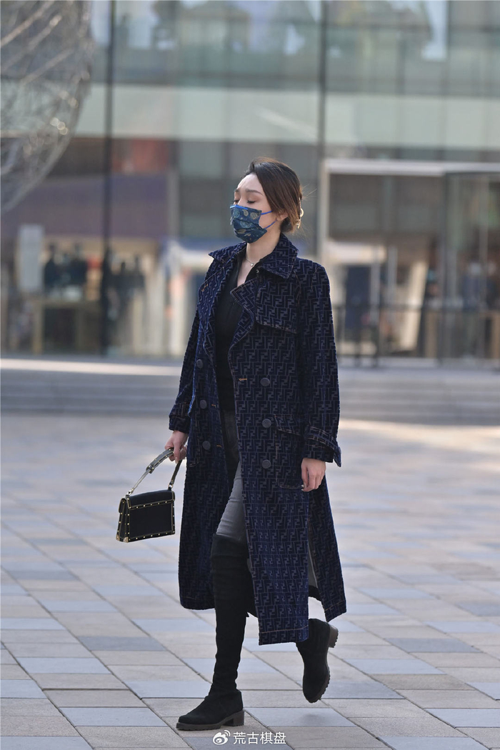 黑色绒面过膝靴,搭配浅灰色的紧身牛仔裤,配合蓝色呢子大衣|绒面|过膝