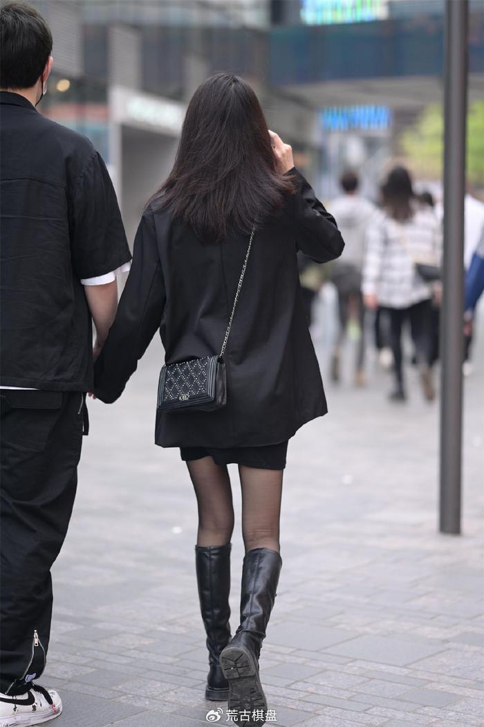 黑色丝袜搭配黑色长靴,系带的平地款式,黑色裙子和西服
