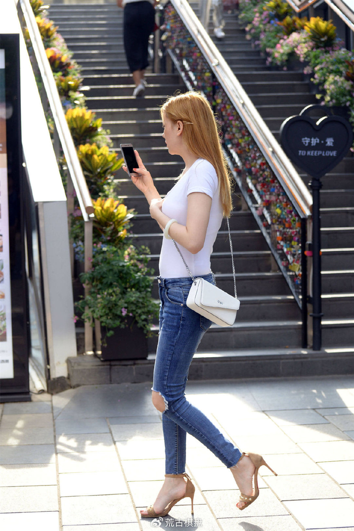 8厘米的芥末黄的一字带细高跟凉鞋,搭配浅蓝色紧身牛仔裤