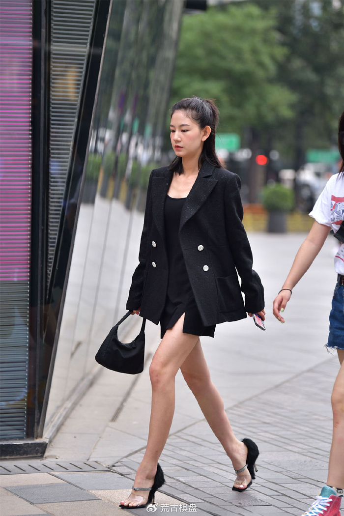 8厘米的细高跟凉拖,毛绒的后跟设计,搭配黑色紧身短裙
