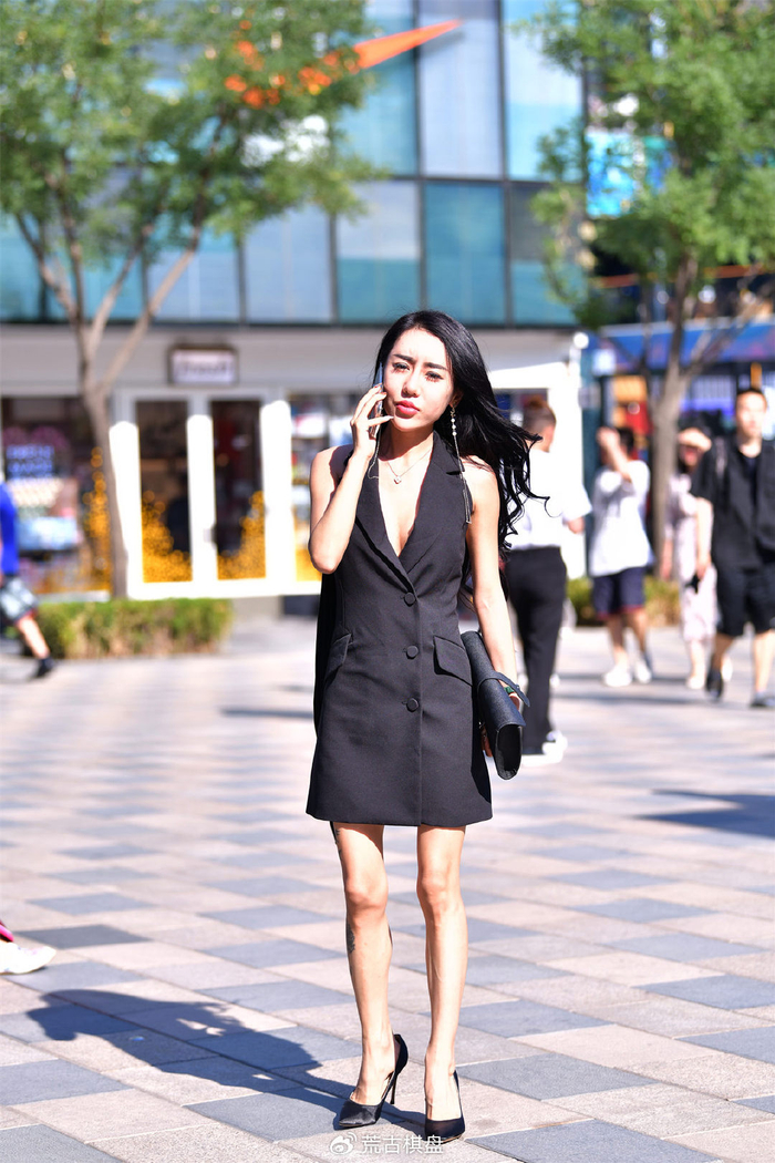 10厘米的尖头细跟鞋,绒面的款式很高级,搭配黑色连衣短裙