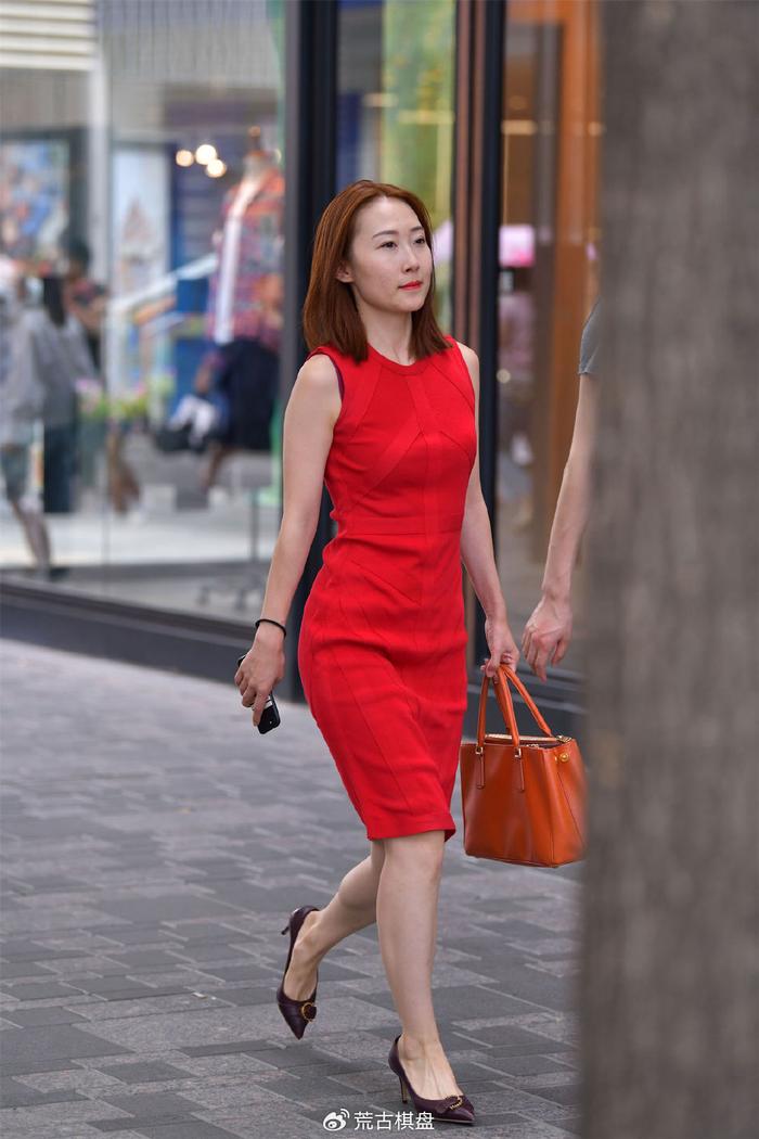 5厘米的酒红色的尖头细跟鞋,搭配红色无袖的连衣裙,修身的款式