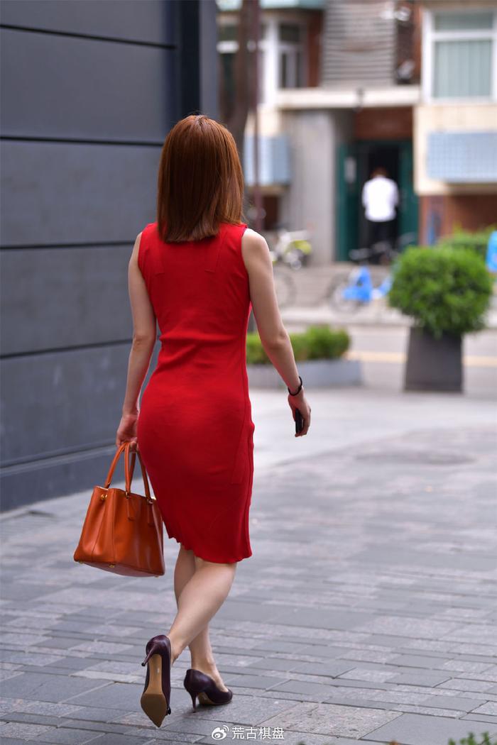 5厘米的酒红色的尖头细跟鞋,搭配红色无袖的连衣裙,修身的款式