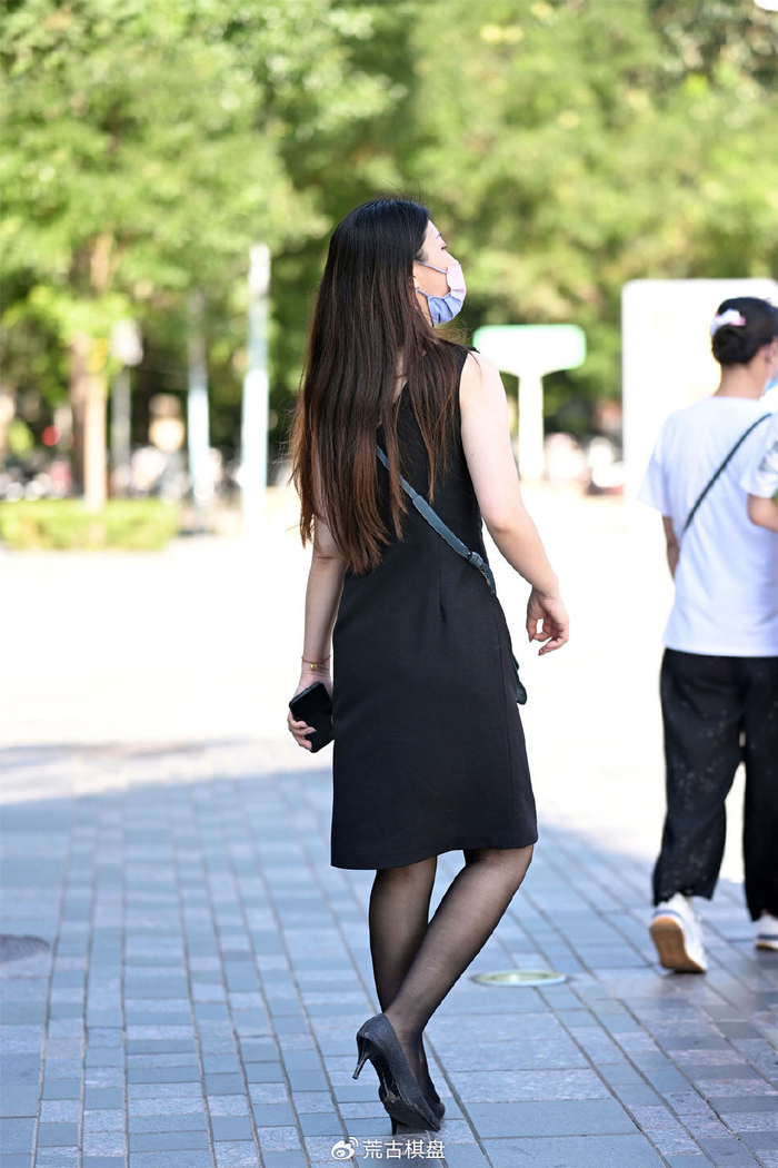 这款略有修身的无袖连衣裙,以黑色为基调,不仅与丝袜和鞋子的色彩完美