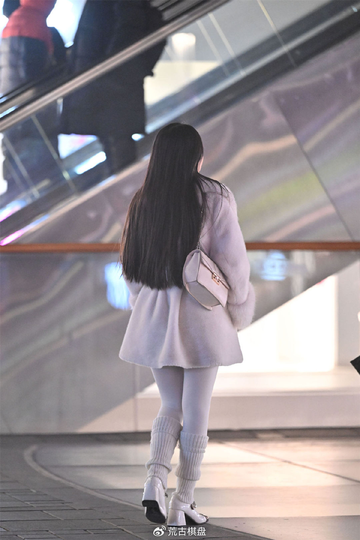 白色丝袜搭配白色针织高筒,黑白色单鞋,米白色的皮草外套