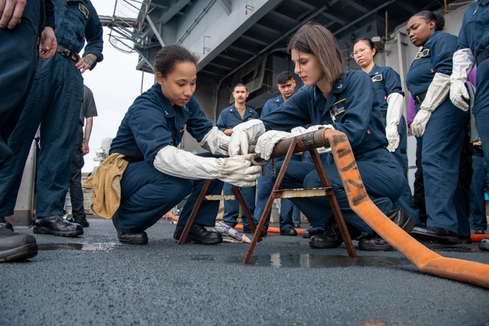 一架cmv22b鱼鹰从航空母舰尼米兹号cvn68的飞行甲板起飞