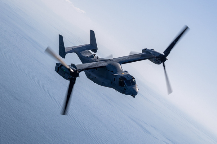 一架美国海军陆战队mv-22鱼鹰倾转旋翼机日本熊本海岸进行编队飞行