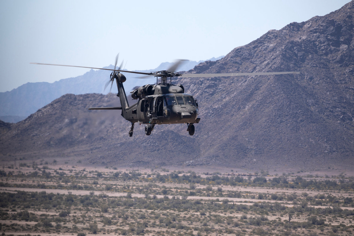 uh-60l 黑鹰在武器和战术教官课程 2-24 期间进行低空飞行操作|黑鹰