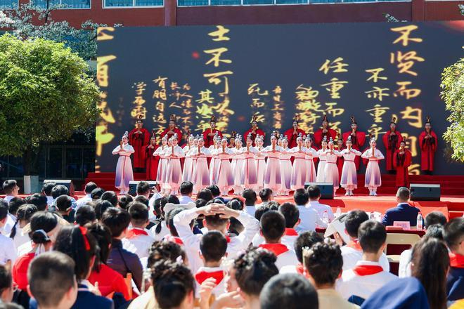浪漫又唯美重庆一中寄宿学校师生在樱花树下吟诗起舞