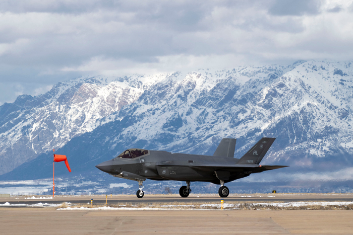 f-35表演队定期进行预演飞行,以保持飞行认证|f-35|美国空军|战斗机