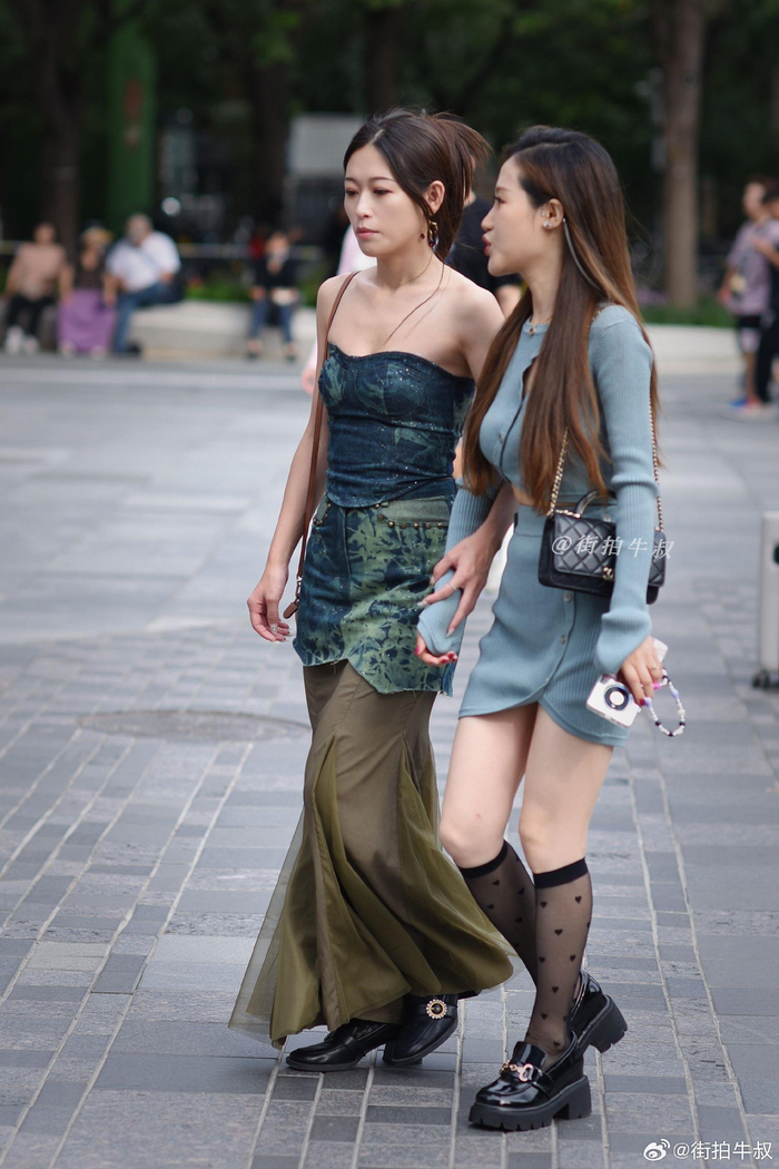 打扮时尚别致的美女出街