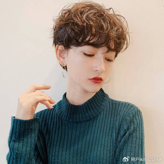 女人发型别管怎么剪,也要试试纹理烫短发,蓬松还时尚|短发|发型|烫发