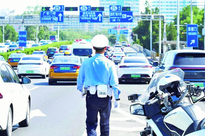 交警在路面执勤,后背被汗水浸湿