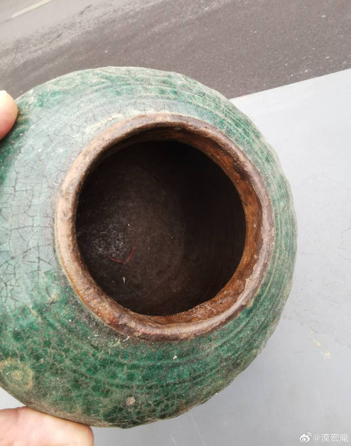 低温绿釉早是在汉代即已出现,是以铜为着色剂烧制而成的"铅绿釉",在