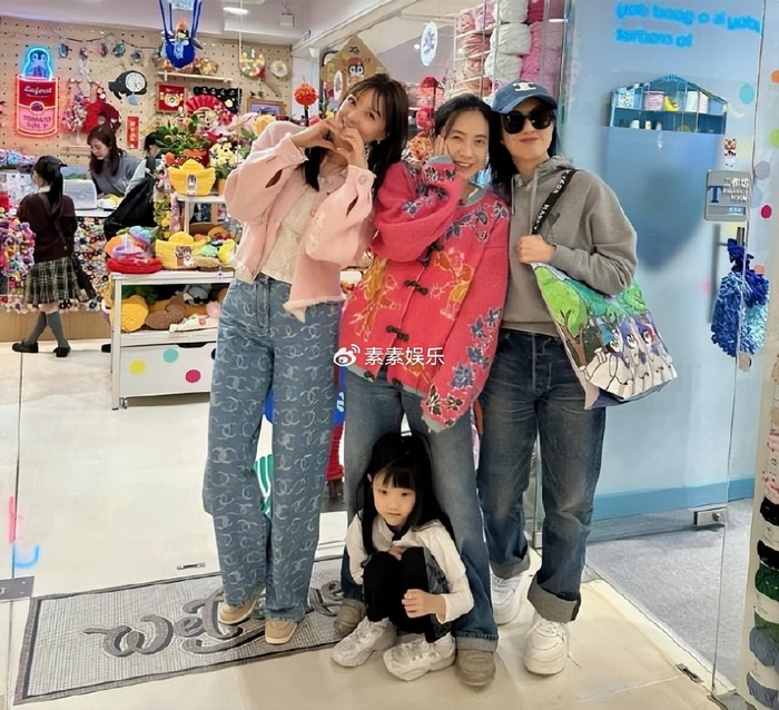 甘比为新店办醒狮活动给员工派发百万大红包现场喜气洋洋