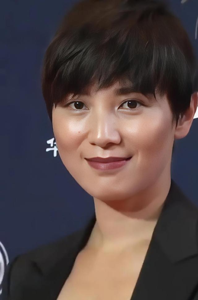 宋佳短发造型引争议，网友质疑造型师水平