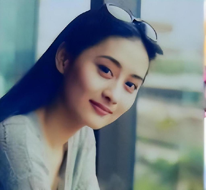 戏里,星爷专门为陈德容设计了一个玛丽莲梦露式的吹裙子画面,正是这个