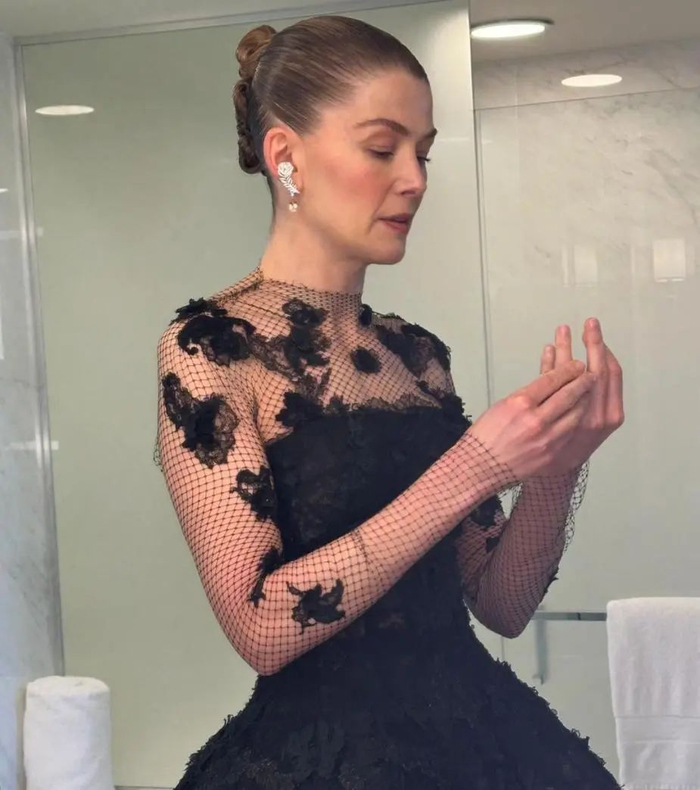 金球奖颁奖礼,大表姐深v人来疯,裴淳华遮遮掩掩,霉霉豪放露背|裴淳华