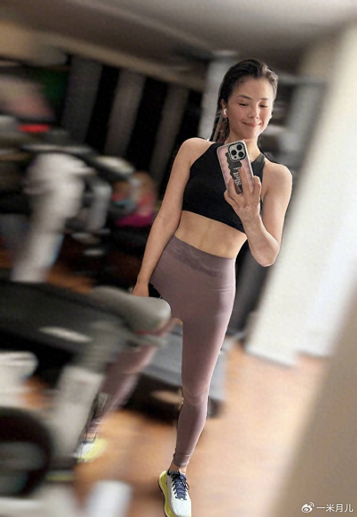 刘涛晒运动背心鲨鱼裤,秀翘臀马甲线,素颜也抗打!