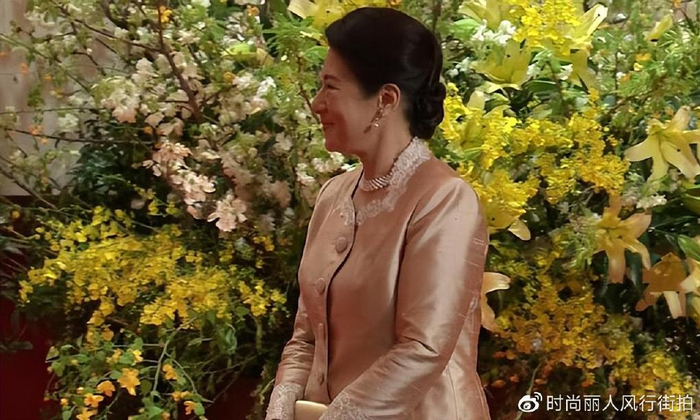 日本雅子皇后闪耀颁奖礼！这身蕾丝粉裙太惊艳了，终于不穿职业装