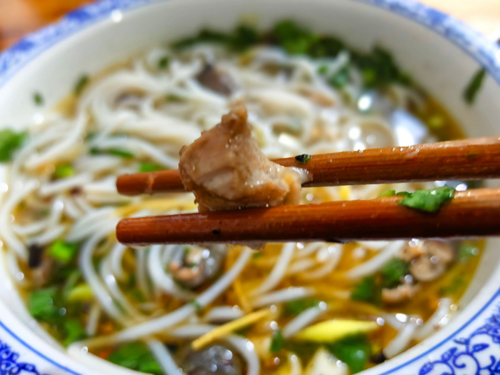 云南临沧美食鸡肉米线是一道美味可口的特色