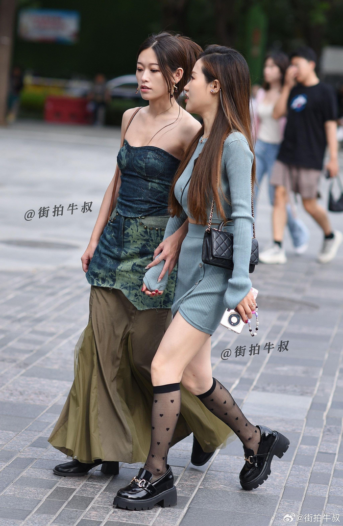 打扮时尚别致的美女出街