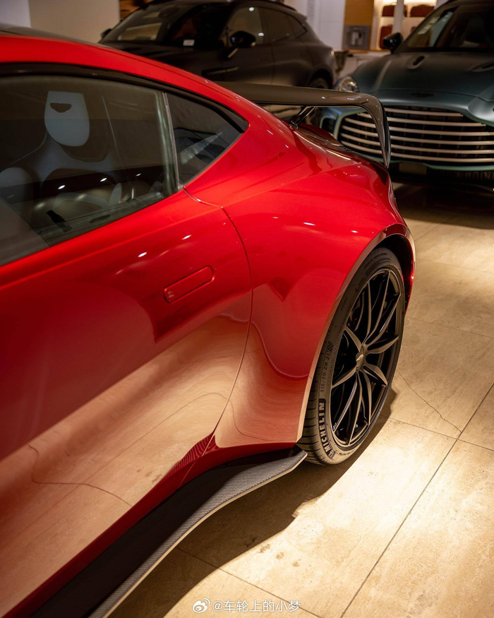 阿斯顿马丁v12vantagesupernovared