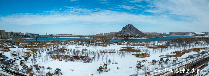 山在湖中,湖在雪里,天地一色,银装素裹,好似冰雪琉璃的绝美仙境