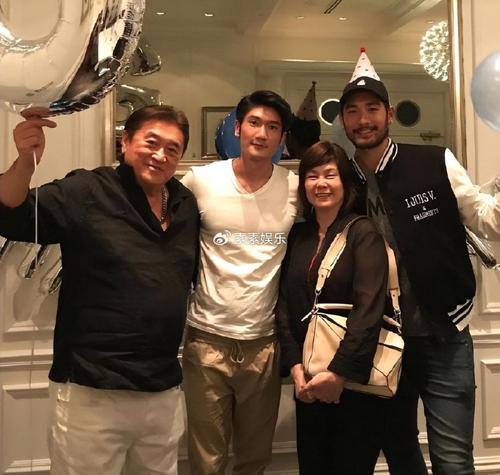高以翔冥诞大家没忘记,家人到墓地悼念,为铜像擦拭灰尘|铜像|冥诞