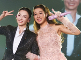 张柏芝现身钟嘉欣演唱会， 两位女神合照，感情不一般！