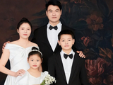 秦昊带女儿逛街，9岁小米粒在线，不输妈妈伊能静！