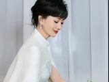 赵雅芝白色斗篷裙，优雅亮相，女王范十足！