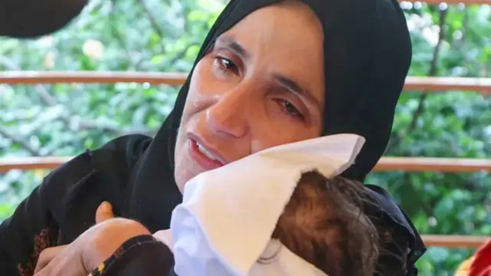 加沙新生婴儿被冻死， 难民哭诉家是漏风漏雨的破布！寒冬怎么熬