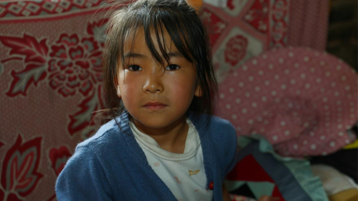 妈妈走后爸爸摔成重伤，75岁爷爷一人养活两代人，苦了还在上小学的娃