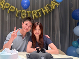 甜馨陪贾乃亮过42岁生日，贾乃亮发文：最幸福的事，就是有你在身边